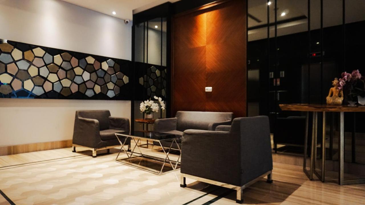 Primebiz Hotel Surabaya Exterior photo