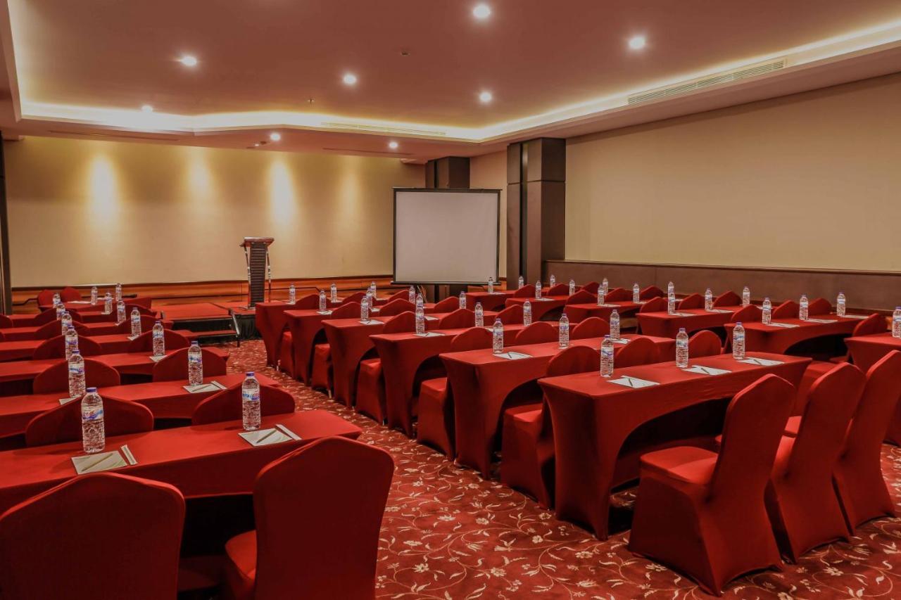 Primebiz Hotel Surabaya Exterior photo