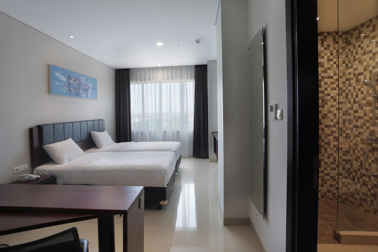 Primebiz Hotel Surabaya Exterior photo