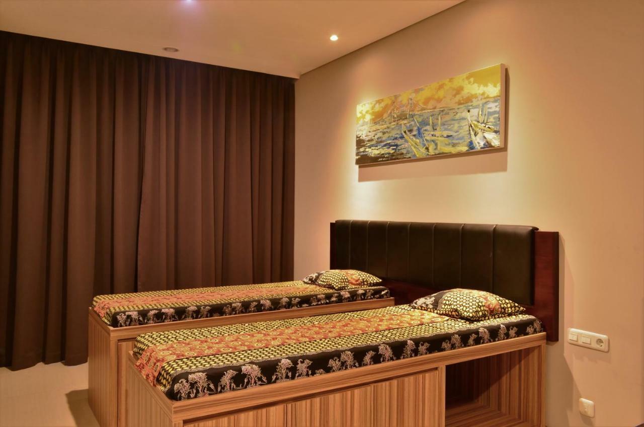 Primebiz Hotel Surabaya Exterior photo